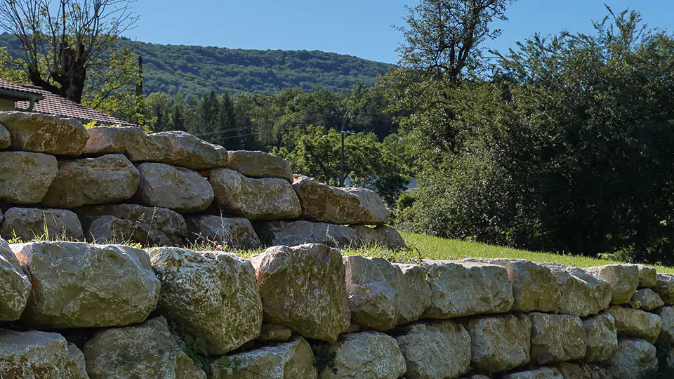 Enrochement dans l’Ain : des solutions esthétiques et pratiques pour vos aménagements extérieurs